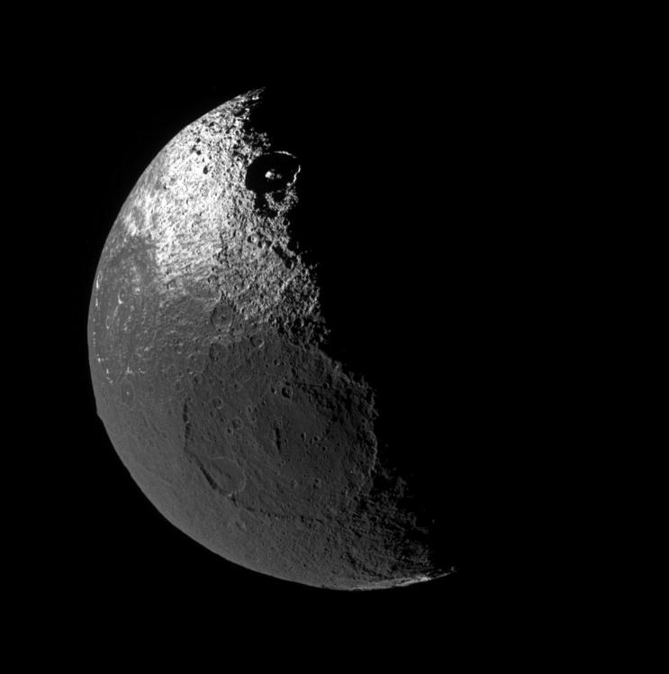 iapetus.jpg (31806 bytes)