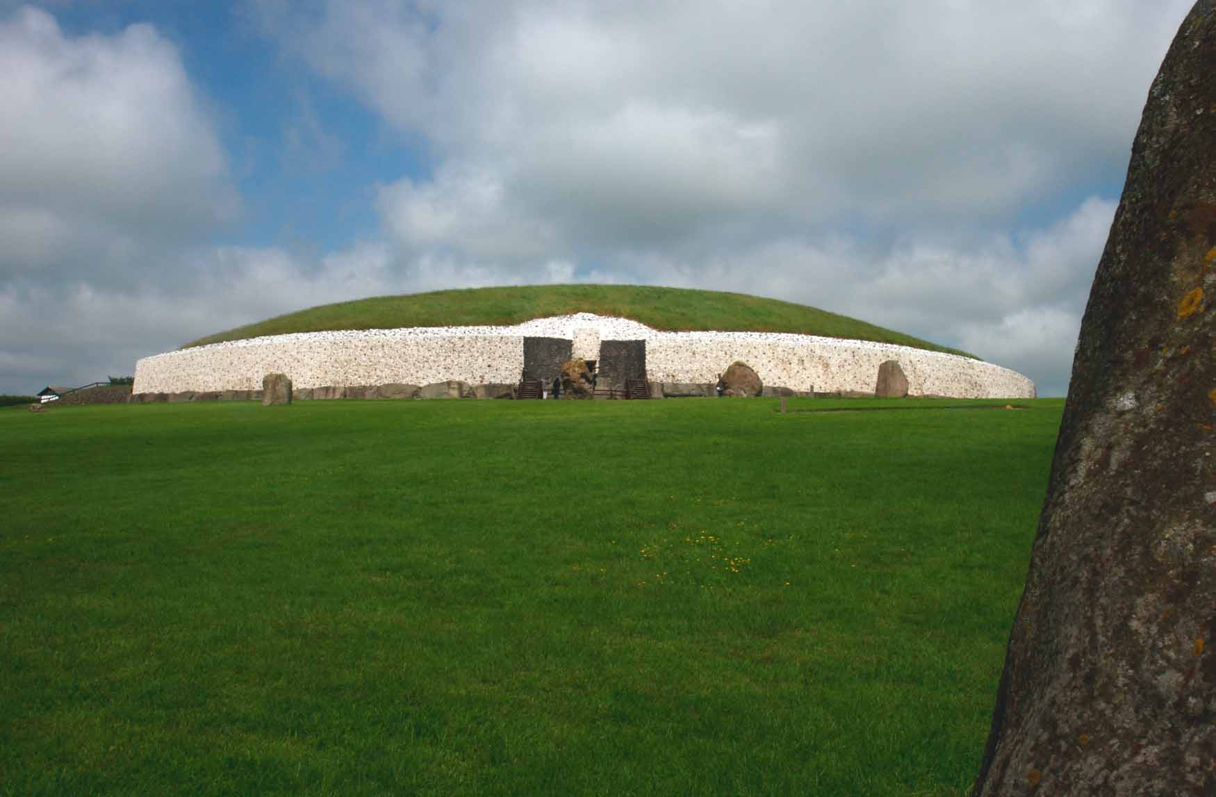 newgrange1.jpg (91901 bytes)