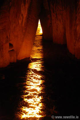 newgrange2.jpg (23030 bytes)