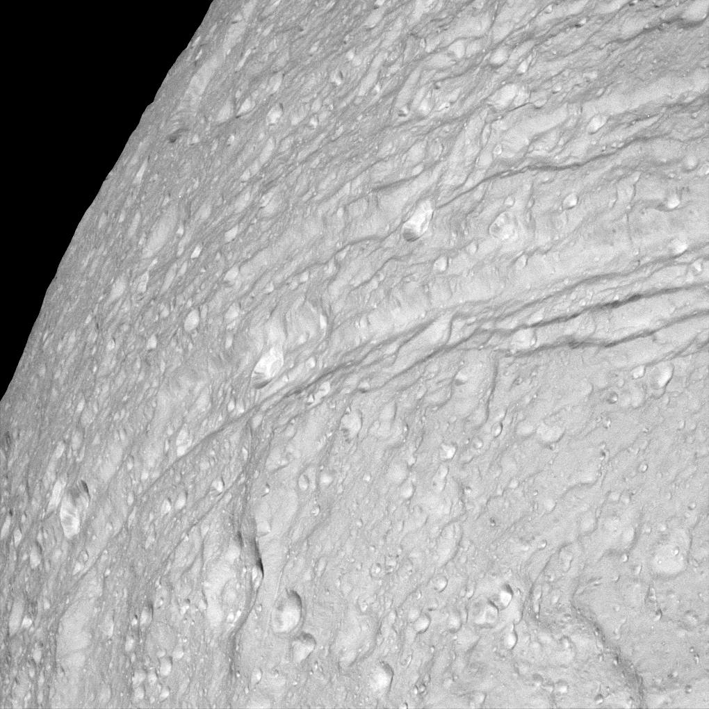 tethys1.jpg (163878 bytes)